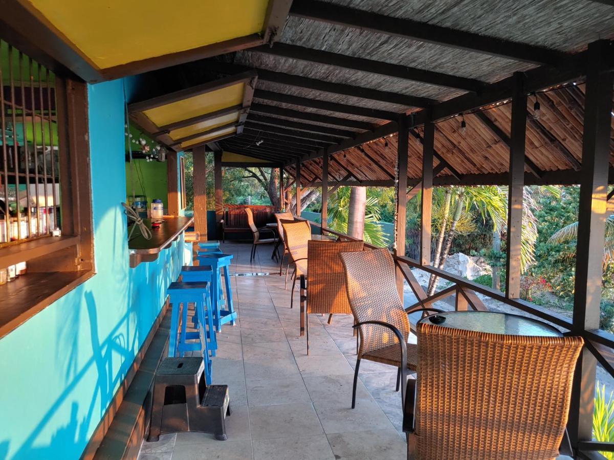 Orrie'S Beach Bar And Hotel Crab Hill Bagian luar foto